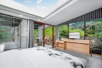 Longji Terrace Blue Shadow Theme Hotel (Jinfoding Cable Car Cableway Shop)
