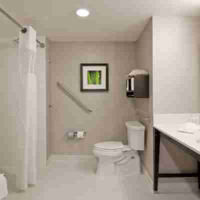 Hampton Inn & Suites by Hilton Toronto - Markham, Ontario Rooms
