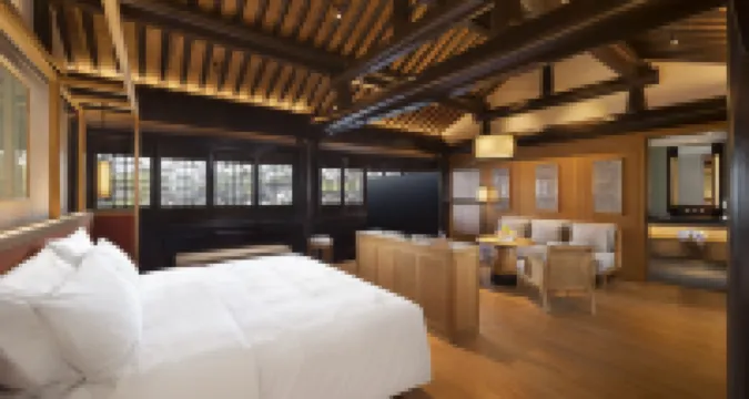 YIHE LAKE SHORE HOTSPING