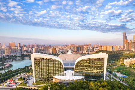 Howard Johnson CAEXPO Plaza Nanning Отели рядом с достопримечательностью «Nanning Confucius Temple»