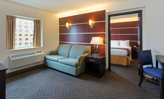 Days Inn & Suites by Wyndham Milwaukee