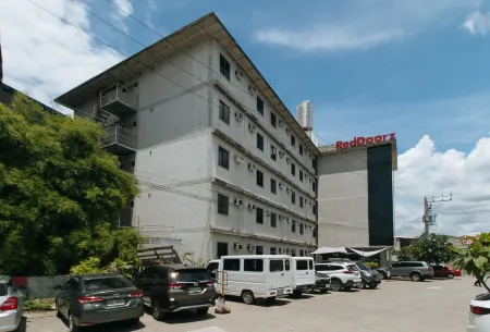 RedDoorz @ Insular Square Mandaue City Отели рядом с достопримечательностью «Себу Докторс Юниверсити»