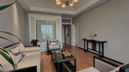 Rebecca Hotel (Xuchang Caowei Ancient Town Pangdonglai Times Square) Отели рядом с достопримечательностью «Qingyihe Thousand Acres Garden»