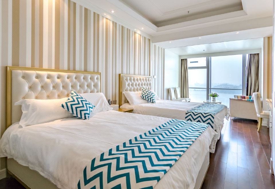 Cloud top Seaview Apartment의 야경