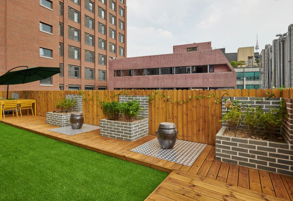 [에잇 레스트 호스텔 명동의 입구와 간판]