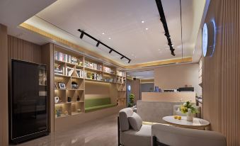 Yijia International Hotel (Guanggu Pedestrian Street Guanshan Avenue Subway Station)