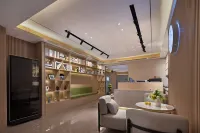 Yijia International Hotel (Guanggu Pedestrian Street Guanshan Avenue Subway Station)