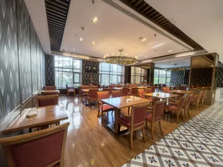 SKjianshejiudiansongjiangdaxuechengdongmingguangchangdian Отели рядом с достопримечательностью «Zuibaichi Park»