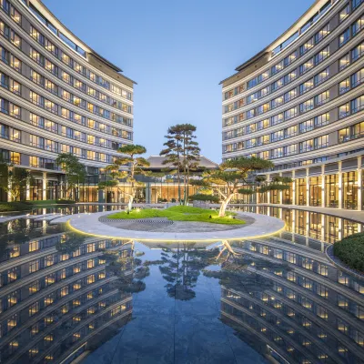 Holiday Inn Xianyang Shuangzhao Lake Hotels near Xianyangbei Railway Station