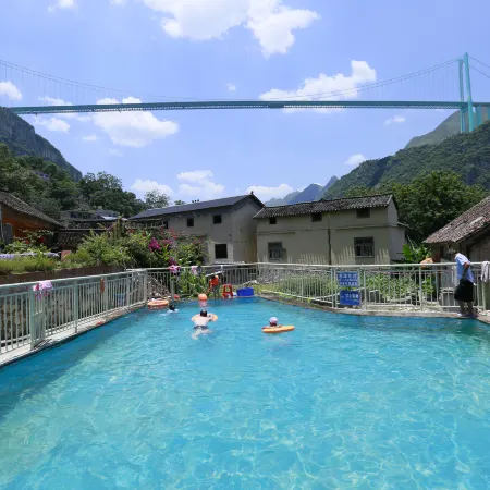 Xiaohuajiang Buyi Qiaoyuan Homestay