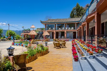 Lugu Lake Elegant Residence Boutique Inn Отели рядом с достопримечательностью «Dazu Pier»