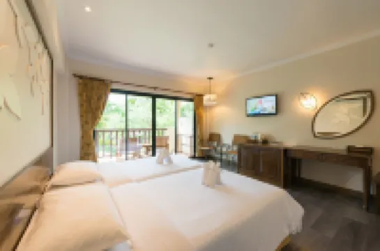 The Leaf on the Sands by Katathani