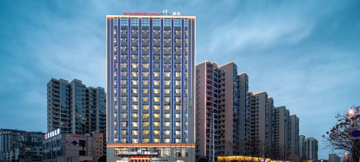 โรงแรมเธาซันด์ โรงแรมในจางเจียเจี้ย