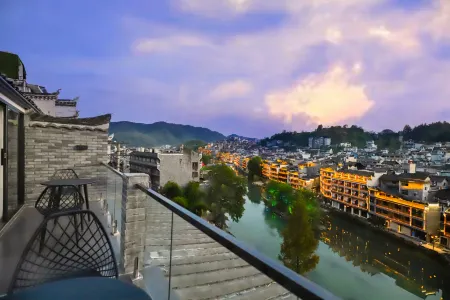Tianqingshe Riverview Homestay (Phoenix Ancient City Lijiang Branch)