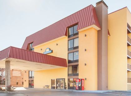 Days Inn & Suites by Wyndham Pigeon Forge