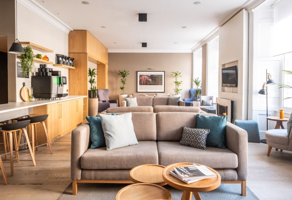 Heeton Concept Aparthotel Edinburgh Queen Street의 깔끔한 주방