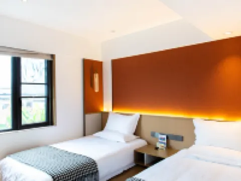 Hangzhou Jiande Yanzhou Ancient City. Looking at Shan Mei Yard. Hotels in Jiande