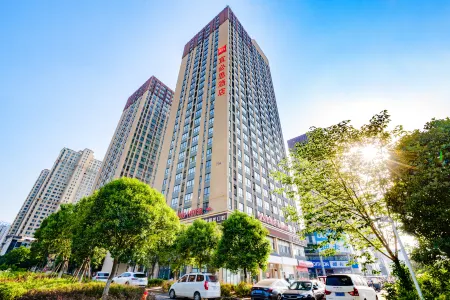 Ibis Hotel (Luoyang Baolong Square)