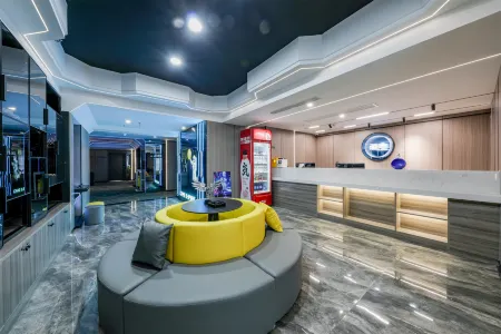 Chaodian E-Sports Hotel (Chongqing North Railway Station Longtousi Park Metro Station)