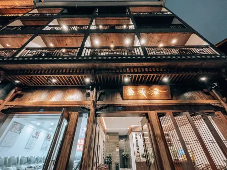 Phoenix Yuanshe Riverview Homestay (Phoenix Scenic Area Nanhua Branch) Отели рядом с достопримечательностью «Xiong Xiling Former Residence»