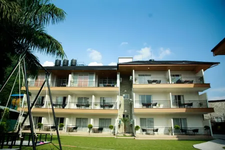 Majestic Lake Front Hotel & Suites