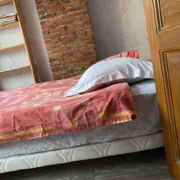 The Sanctuary - 50 Metres from the Train Station Rooms