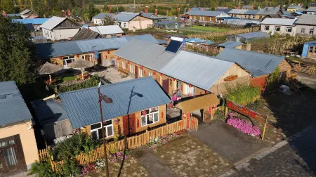 Arctic Village Snowman Chalet