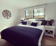 Copper Creek Retreat - Sleep Next Door to the Lions
