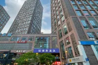 Boris Hotel (Longhu Times Tianjie Shiyou Road Light Rail Station Branch) Hotel in zona Chongqing Institute of Public Administration