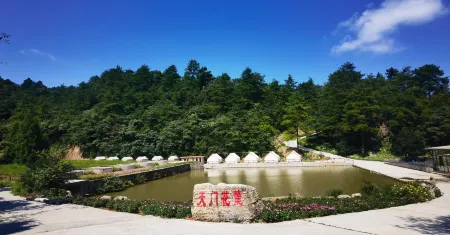 Chongqing Black Valley Ordovician Tianmen Hualu Forest Homestay Отели рядом с достопримечательностью «Banliao Lake»
