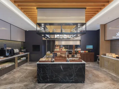 Park Inn by Radisson Shanghai Jing'an Daning International Отели рядом с достопримечательностью «Shanghai Circus World»