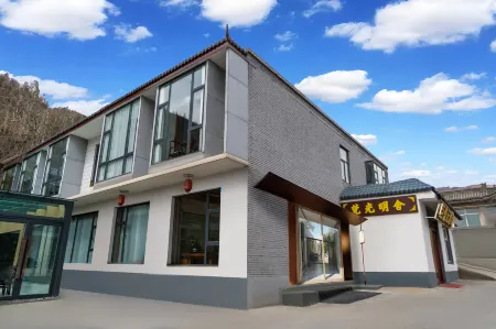 Huiguangmingshe (Guanghua Temple) Отели рядом с достопримечательностью «Dabai Tower»