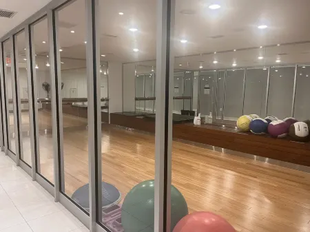 Breathtaking Toronto Waterfront 1+1 2BR | CN Tower, Lake & City Sunset Perfection Отели рядом с достопримечательностью «University of Toronto»