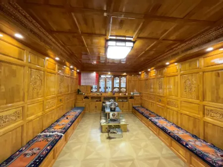 Four Sisters Homestay Отели рядом с достопримечательностью «Baimazhai Village»