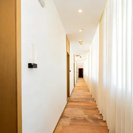 Lohas Hotel (Shangrao Wannian Caifu Pedestrian Street Runfeng Shopping Plaza)
