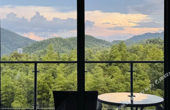 興安依山伴水大酒店
