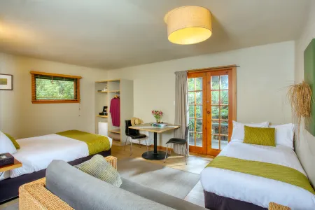 Awaroa Lodge Отели в г. Такака