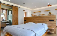 home alone in Hong Li Hotels in Fenglin County