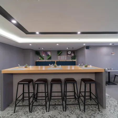 Rujia Hotel (Guanggu Square Metro Station, Minzu University, Wuhan) Отели рядом с достопримечательностью «Южный Китайский национальный университет-Северный 2-й ворота»