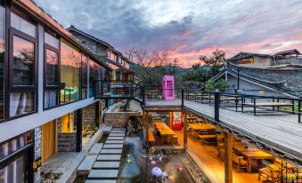 Huasao·1949 Designer Parent-Child Vacation Type Smart Homestay (Nanjing Yunshuiyao Waterwheel Store)