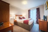 The Knight Residence by Mansley Hotel in zona Characters from Kidnapped statue