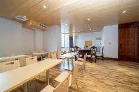 Huasheng Hotel (Foshan Lecong Furniture City) - Condos