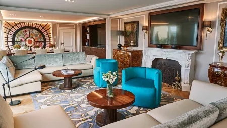 Hotel Vier Jahreszeiten Kempinski Munich Отели рядом с достопримечательностью «Церковь Святого Михаила»