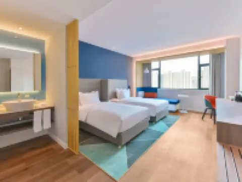 西寧高速鉄道駅ホリデイ イン エクスプレスホテル 西寧のホテル