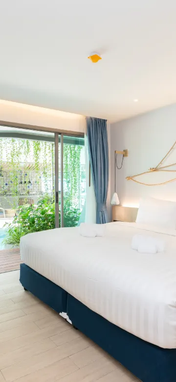 ห้องดีลักซ์เตียงใหญ่พร้อมทางเข้าสระว่ายน้ำ