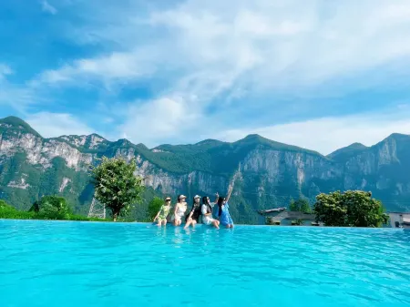 on the Hotel in Enshi Yunya Отели рядом с достопримечательностью «Yulong Crevice»