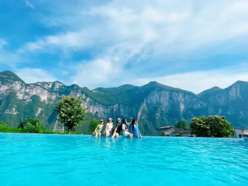 on the Hotel in Enshi Yunya - piscina