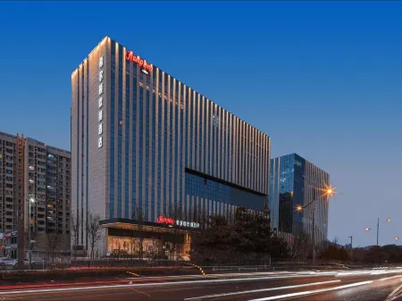 Hampton by Hilton Taiyuan Longcheng Street Отели рядом с достопримечательностью «Shanxi University of Finance & Economics Huashang College»