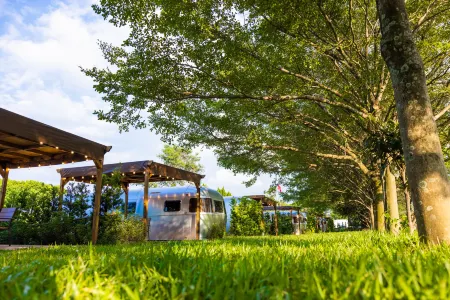 Bon Chill Glamping By Cosmos Oasis Отели рядом с достопримечательностью «Тематический парк для малого народа»