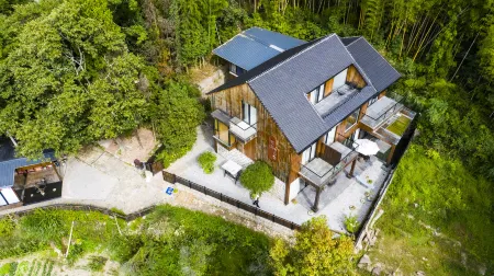 Yueshan No.1 at the entrance Отели рядом с достопримечательностью «Shiwei Peak»